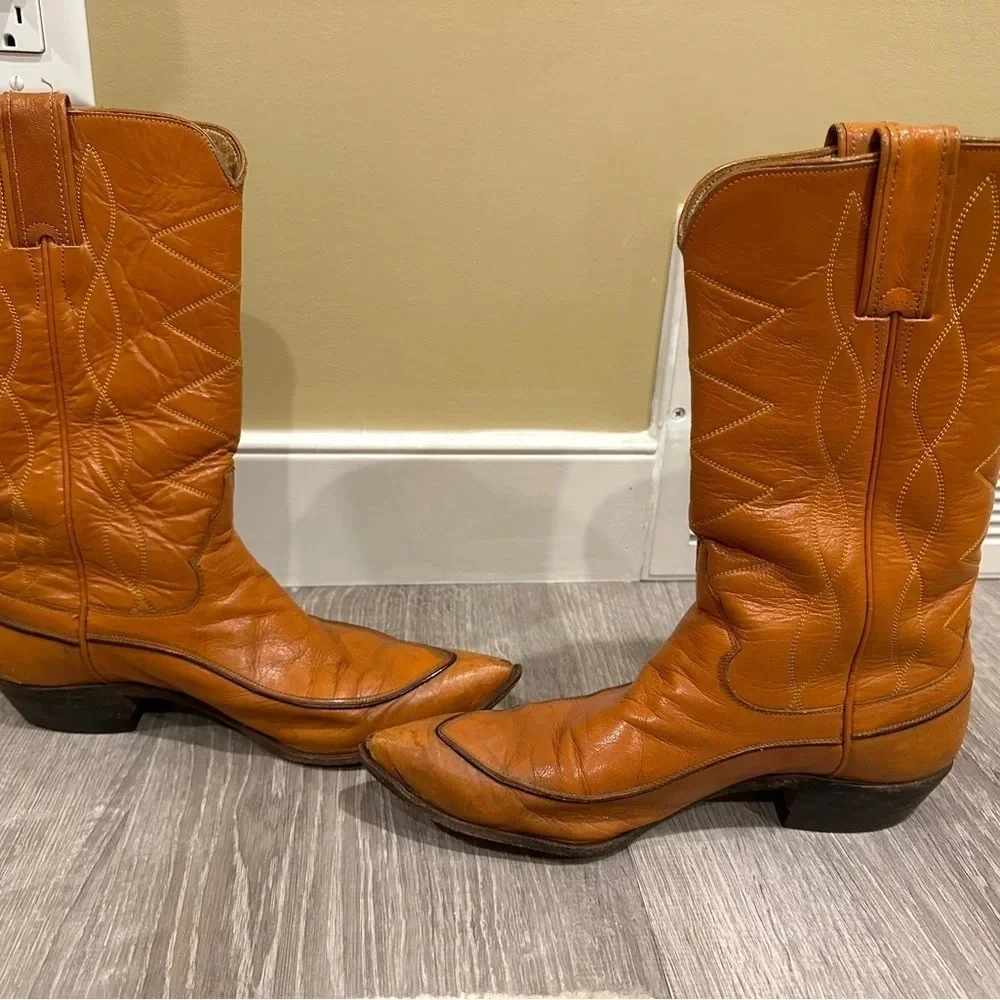 Justin women’s cowboy boots stylized and pointy with a beautiful brass tone. 7.5 - Picture 3 of 7